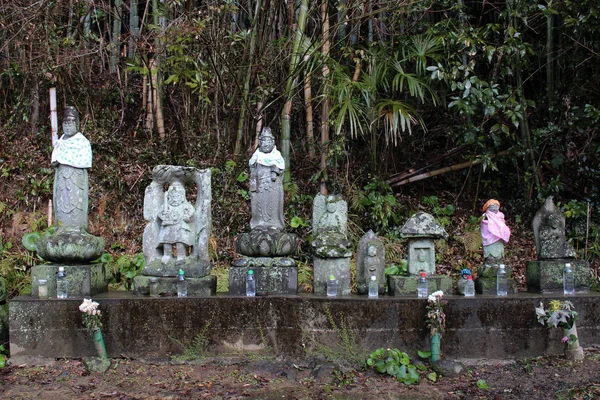 Sommige beelden zijn gekleed in de tempel rond Hizen-Yamaguchi st — Stockfoto