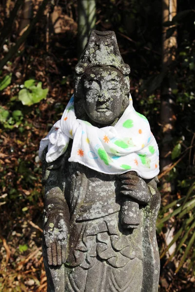 Algunas estatuas están vestidas en el templo alrededor de Hizen-Yamaguchi st — Foto de Stock