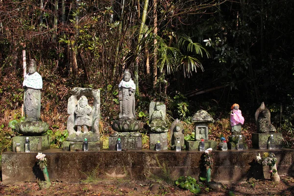 Sommige beelden zijn gekleed in de tempel rond Hizen-Yamaguchi st — Stockfoto