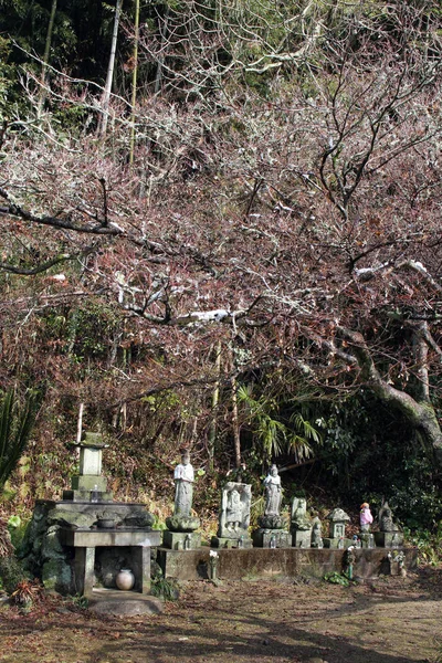 Algumas estátuas estão vestidas no templo em torno de Hizen-Yamaguchi st — Fotografia de Stock