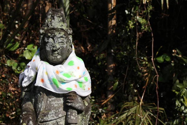 Algunas estatuas están vestidas en el templo alrededor de Hizen-Yamaguchi st —  Fotos de Stock