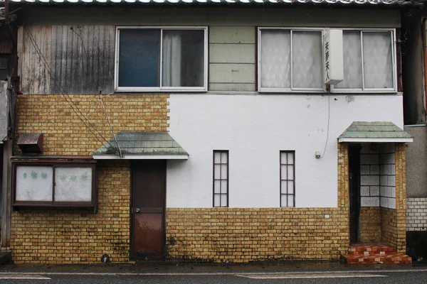 Las casas, ventanas y puertas alrededor de la estación de Hizen-Yamaguchi, J — Foto de Stock