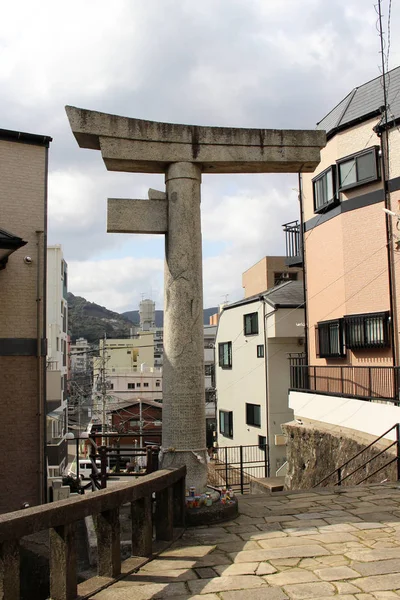 Traducción: "The one-legged torii" (shinto) gate due to bombin — Foto de Stock