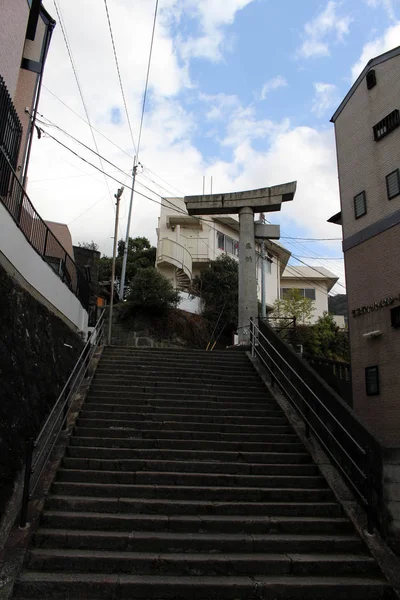 Översättning: ”Enbenta torii” (shinto) gate på grund av bombin — Stockfoto