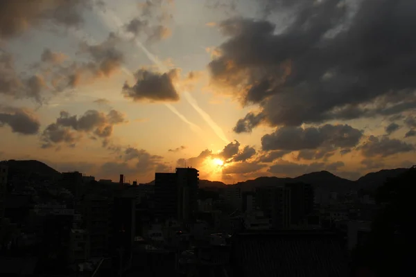 Las casas de apilamiento alrededor de Sofukuji durante la puesta del sol — Foto de Stock