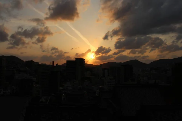 Las casas de apilamiento alrededor de Sofukuji durante la puesta del sol — Foto de Stock