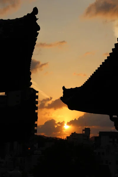 Las casas de apilamiento alrededor de Sofukuji durante la puesta del sol — Foto de Stock