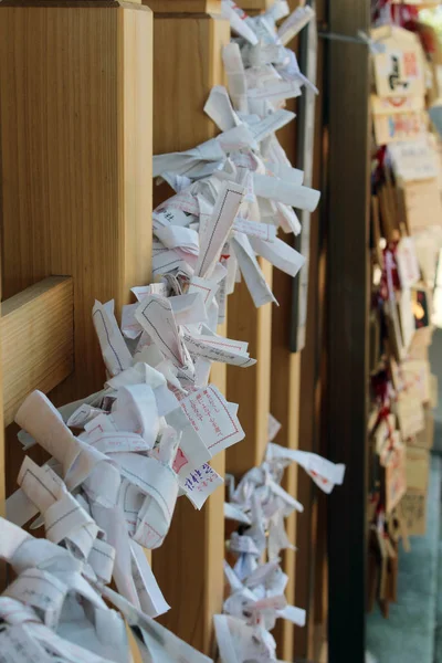 翻訳:「祈りの紙」(「おみくじ」) 愛宕神社で — ストック写真