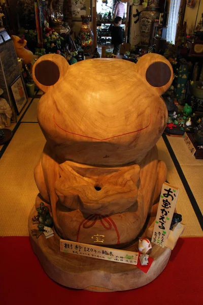 Tłumaczenie: Pokój pełen żaba rzeczy w "Świątyni żaba" w Ogo — Zdjęcie stockowe