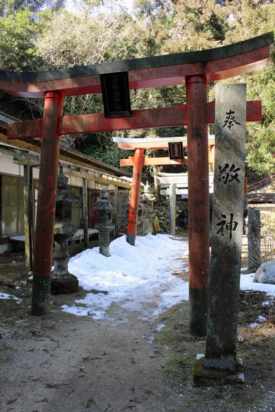 Překlad: shrine a okolí"Onechi" na Mt. Onechi v Iizuka, Fuk — Stock fotografie