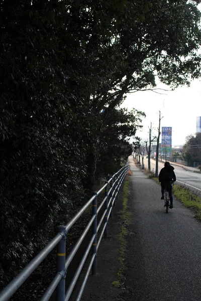 Mensen fietsen rond Yamaguchi, Japan - in de winter. Genomen — Stockfoto