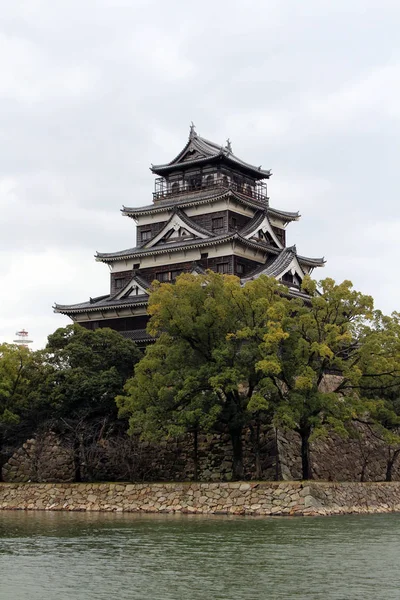 在去广岛城堡的路上重新建立的结构, 其中 — 图库照片