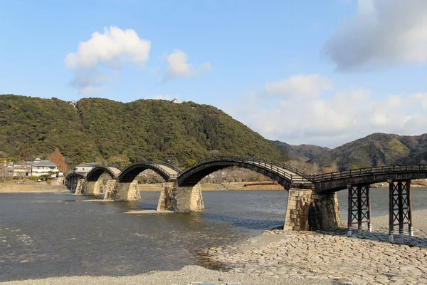 A caminho da icónica Ponte Kintai feita de madeira. Em cima de t — Fotografia de Stock