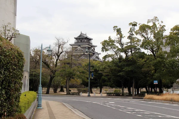 Sulla strada per il Castello di Hiroshima. una struttura ricostruita in cui — Foto Stock