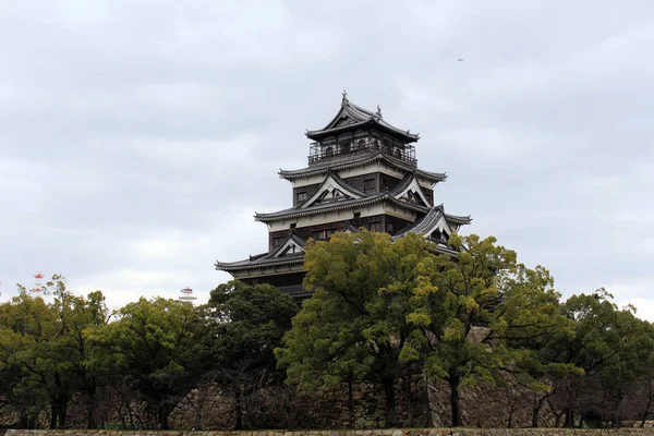 W drodze do Zamek Hiroshima. ponownie zbudowana konstrukcja, w której th — Zdjęcie stockowe