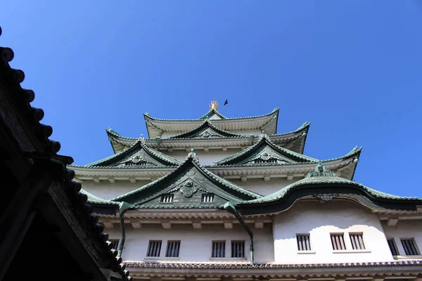 靠近名古屋城堡的路, 这个城市和中部的图标 — 图库照片