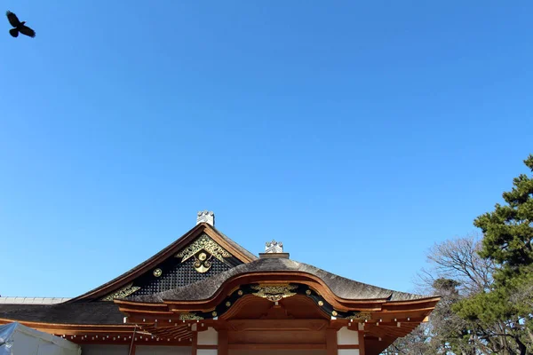 Tradução: O templo ao redor do Castelo de Nagoya, e um pássaro voando ! — Fotografia de Stock