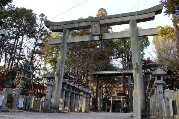 Traduction : La porte du sanctuaire shintoïste à Inuyama, Japon — Photo