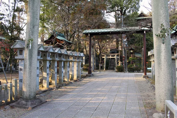 Переклад: Ворота Shinto Shrine у місті Inuyama, Японія — стокове фото