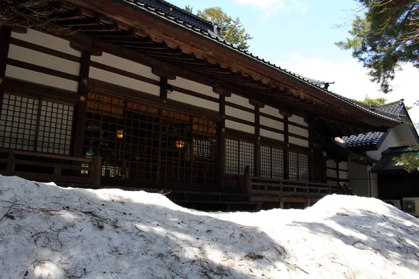 Traduzione: "Oyama Shrine". Era coperto di neve leggera. — Foto Stock