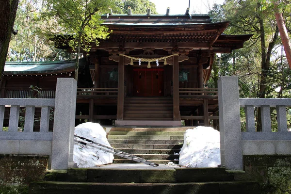 Vertaling: "Oyama Shrine". Het werd gecoverd door lichte sneeuw — Stockfoto