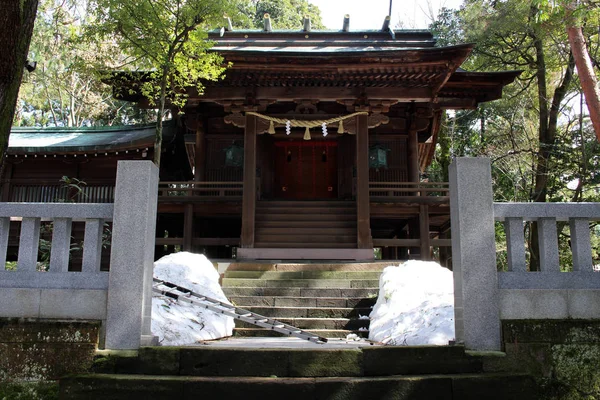 Übersetzung: "oyama shrine". Es war von leichtem Schnee bedeckt — Stockfoto