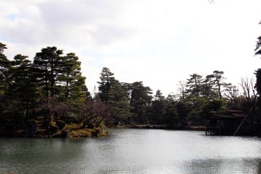 Kenrokuen, en güzel bahçelerinde çevresinde görünümü 