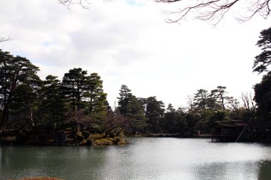Kenrokuen, en güzel bahçelerinde çevresinde görünümü 