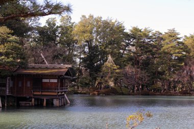 Kenrokuen, en güzel bahçelerinde çevresinde görünümü 
