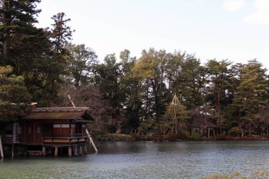 Kenrokuen, en güzel bahçelerinde çevresinde görünümü 