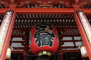 Çeviri: Asakusa Sensoji Tapınağı ikonik büyük fener