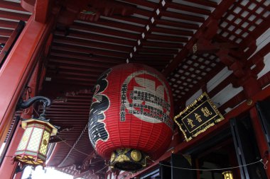 Çeviri: Asakusa Sensoji Tapınağı ikonik büyük fener