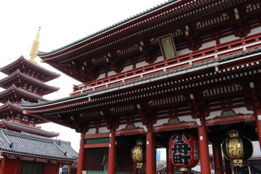 Çeviri: Asakusa Sensoji Tapınağı ikonik büyük fener