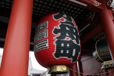 Çeviri: Asakusa Sensoji Tapınağı ikonik büyük fener