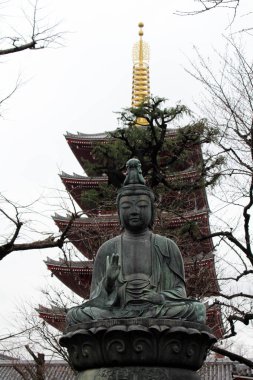 Buda heykeli Asakusa Sensoji Tapınağı çevresinde