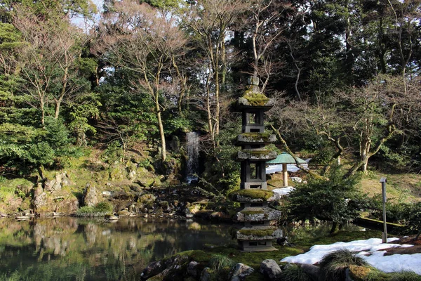 La cascade autour de Kenrokuen, l'un des trois plus beaux gard — Photo