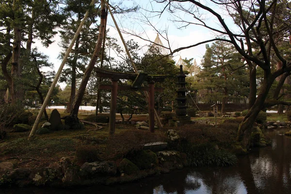 Rám borovic, socha a svatyně Kenrokuen Garden — Stock fotografie