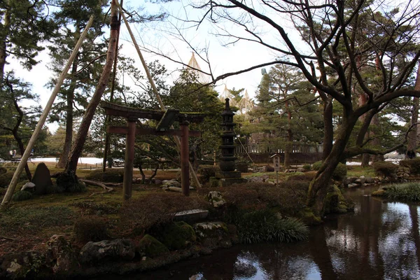 El marco de los pinos, la estatua y el santuario en Kenrokuen Garden — Foto de Stock