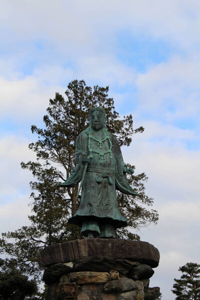 Каркас сосны, статуя и святыня в Кенрохенском саду
 