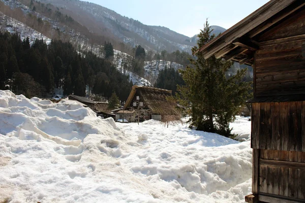 La herencia de mundo, Shirakawa-go durante el invierno en Japón — Foto de Stock