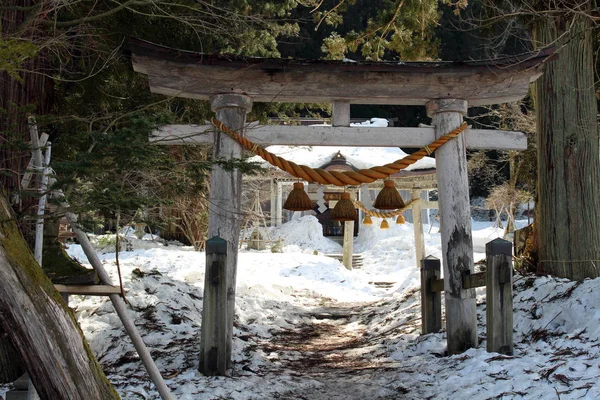 被大雪覆盖的白川乡周围的神社 — 图库照片