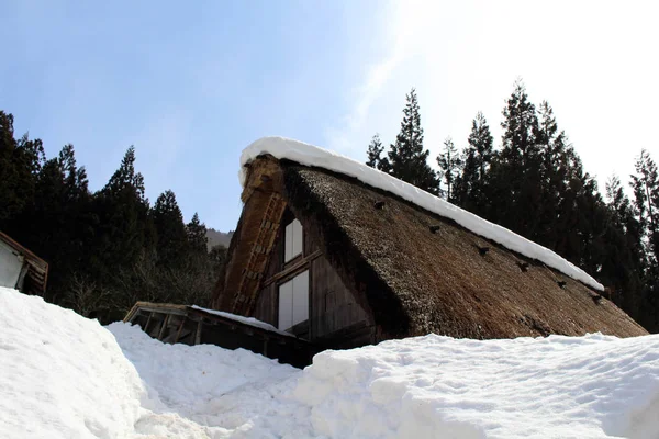 La herencia de mundo, Shirakawa-go durante el invierno en Japón — Foto de Stock