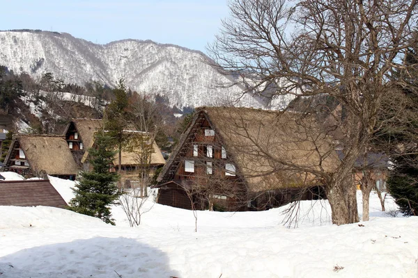 La herencia de mundo, Shirakawa-go durante el invierno en Japón — Foto de Stock