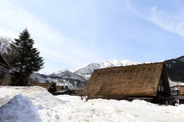 La herencia de mundo, Shirakawa-go durante el invierno en Japón — Foto de Stock