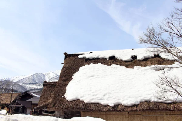 La herencia de mundo, Shirakawa-go que casas están cubiertas por sno — Foto de Stock
