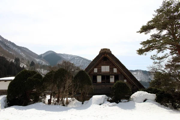 La herencia de mundo, Shirakawa-go que casas están cubiertas por sno — Foto de Stock