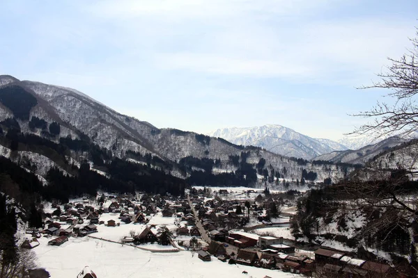 La vue panoramique de Shirakawa-go pendant l'hiver au Japon — Photo