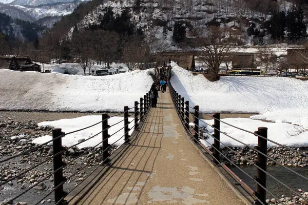 Le pont reliant le village de Shirakawa-go et le parking — Photo