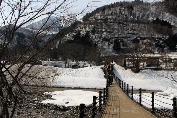 Le pont reliant le village de Shirakawa-go et le parking — Photo