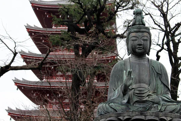 Het Boeddhabeeld rond Sensoji tempel in Asakusa — Stockfoto